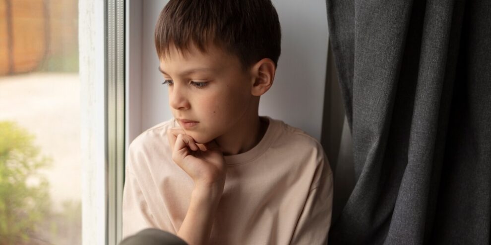 primer-plano-retrato-nino-triste_23-2149607187