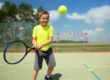 Niño jugando tennis