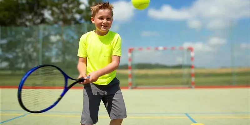 shutterstock_2407461719 Niño jugando tennis