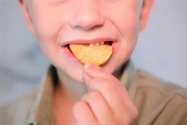 Prevención del sobrepeso Niño comiendo una fritura
