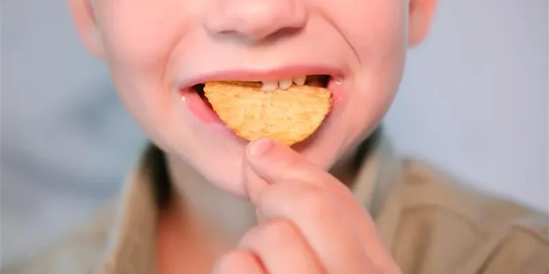 Prevención del sobrepeso Niño comiendo una fritura