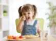 Niña comiendo alimentos saludables