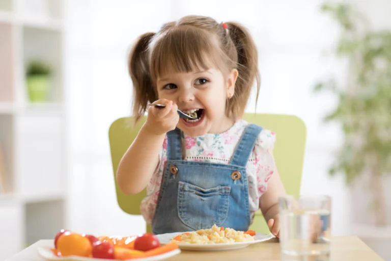 shutterstock_1090852142 Niña comiendo alimentos saludables