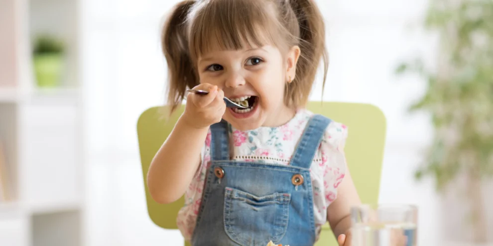 shutterstock_1090852142 Niña comiendo alimentos saludables